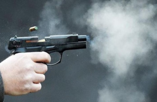 В Киеве пьяный таксист-хулиган стрелял в женщину, а затем избил ее