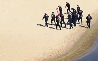 В плавках и без маски: в Гидропарке группа полицейских ловила пловца-нарушителя