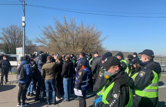 В столичном Гидропарке серьезный конфликт активистов с полицией: видео