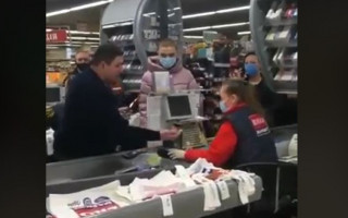 Скандальный инцидент в Полтаве: хулиган извинился за то, что бросил деньги в продавщицу, видео