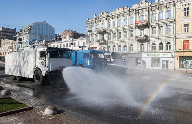 На вулиці Києва виїхали нацгвардійці на водометах: фото