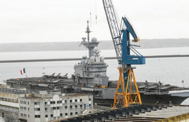 У моряков французского авианосца появились симптомы коронавируса