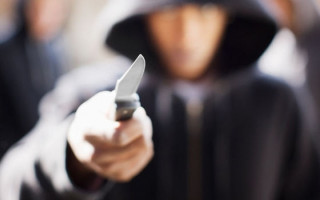 В Киеве во время драки ударили ножом в грудь 19-летнего парня