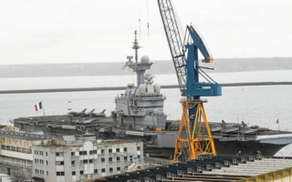 У моряков французского авианосца появились симптомы коронавируса