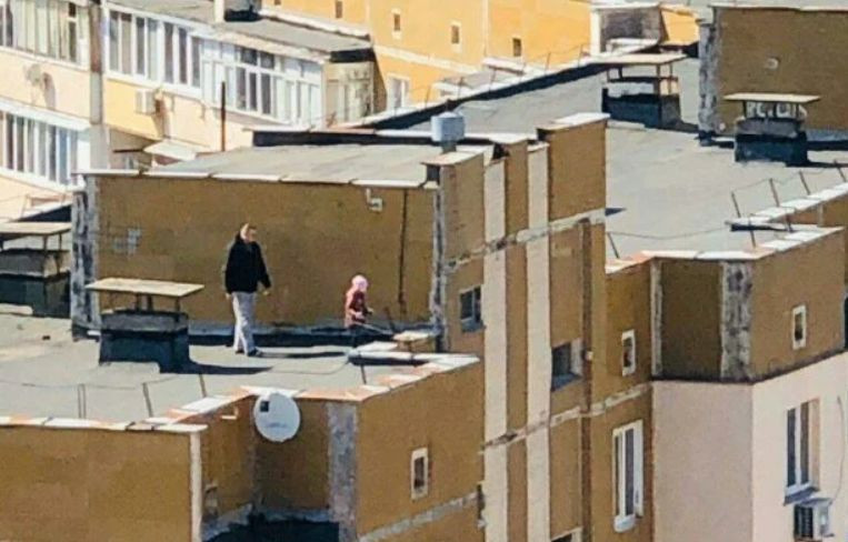 Во время карантина киевлянин повел ребенка на крышу дома, фото