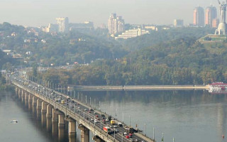 На одному зі столичних мостів обмежать рух транспорту: що відомо