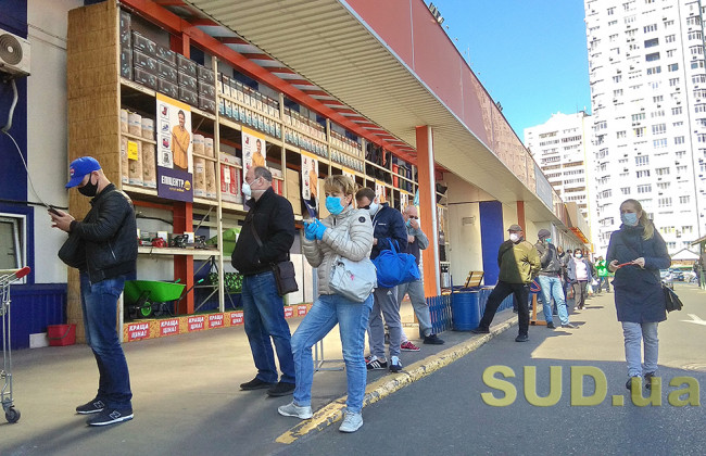 В одному з районів столиці роздають маски