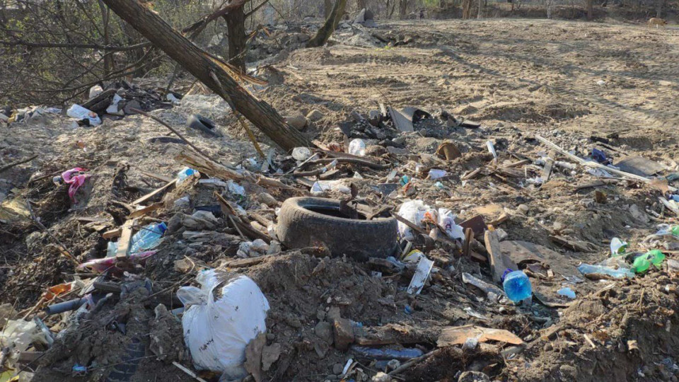 В Киеве под окнами жителей неизвестные утроили стихийную свалку и «кладбище отходов»: фото, видео