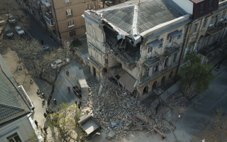 Прохожие чудом спаслись: появилось видео обрушения дома в Одессе