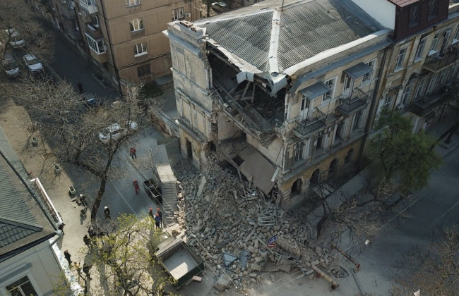 Прохожие чудом спаслись: появилось видео обрушения дома в Одессе