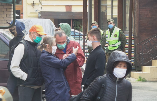 Кабмін затвердив Порядок проведення обов’язкової госпіталізації до ізоляторів осіб, які перетнули державний кордон, документ