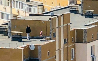 Во время карантина киевлянин повел ребенка на крышу дома, фото