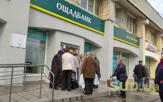 Карантин в Киеве 10 апреля: столпотворение пенсионеров перед Ощадбанком и новый информационный вирус