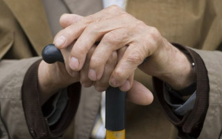 У Києві нелюди жорстоко побили та пограбували пенсіонера