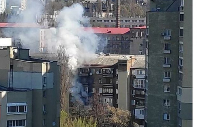 В Киеве вспыхнул мощный пожар в многоэтажке