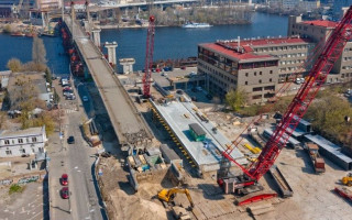 В Киеве начали демонтаж аварийного моста: появились фото