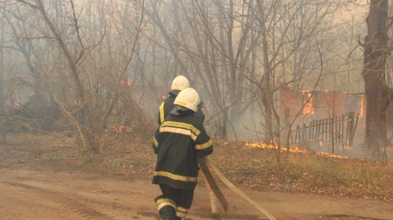 Сотні рятувальників та авіація: у Зоні відчуження продовжують ліквідовувати пожежу, фото