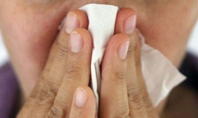 Українцям пояснили, чим сезонна алергія відрізняється від COVID-19