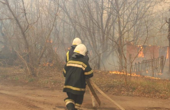 Сотні рятувальників та авіація: у Зоні відчуження продовжують ліквідовувати пожежу, фото