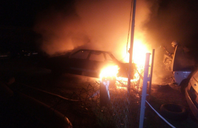 Мощный пожар на автостоянке в Харькове: две машины выгорели дотла