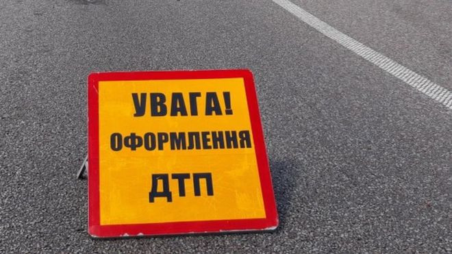 Серьезное ДТП в Киеве: от удара машину выкинуло на клумбу