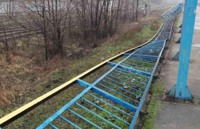 Пытались сломать забор: под Киевом заметили дерзких вандалов