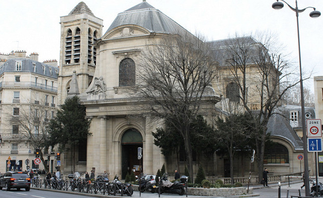 Оштрафували  за службу на Великдень: як у Франції борються з коронавірусом