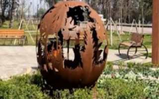 В Киеве накануне Пасхи появился необычный арт-объект: видео