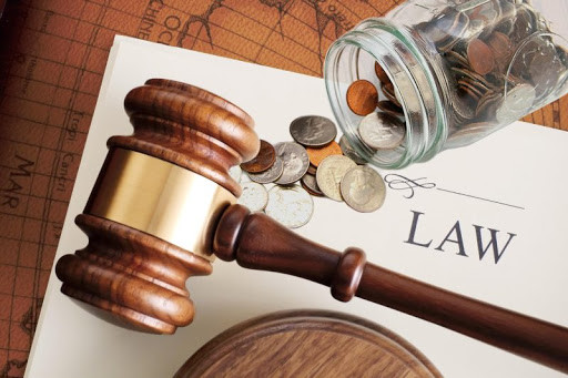 Скорочення зарплат суддів та держслужбовців: соцмережі обурені