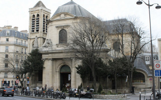 Оштрафували  за службу на Великдень: як у Франції борються з коронавірусом