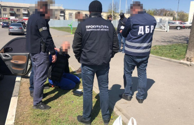 Валютний хабар за український паспорт: ДБР затримало посадовця міграційної служби