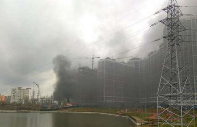 В Киеве вспыхнул масштабный пожар на электроподстанции: видео