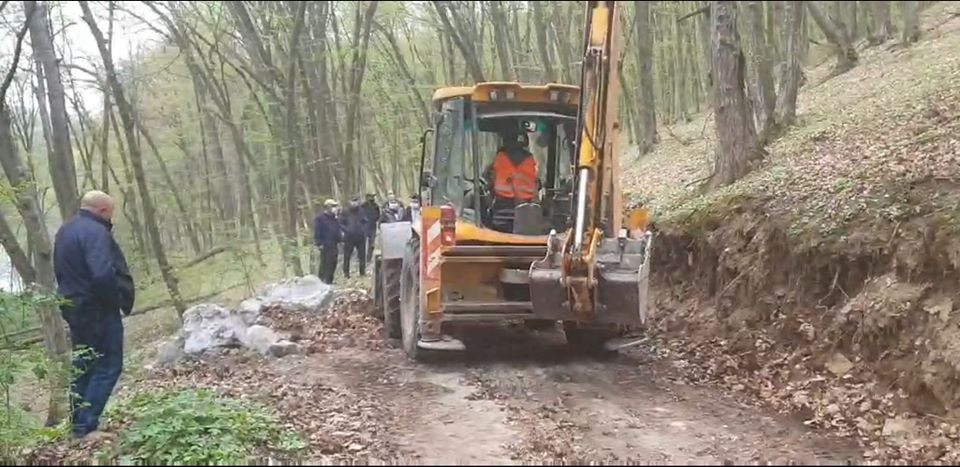 На Буковині десяток людей намагались на тракторі прорватися до закритого на в’їзд лісу