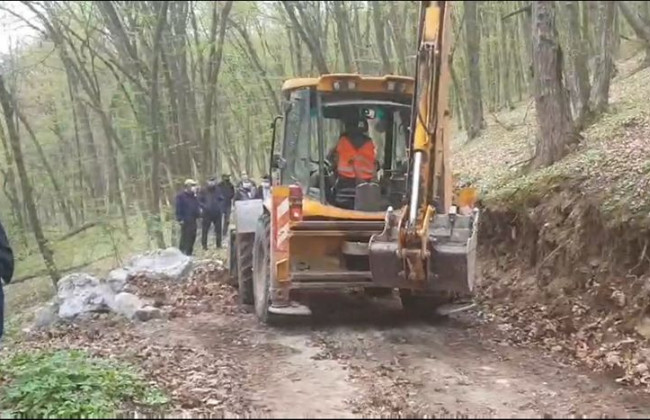 На Буковині десяток людей намагались на тракторі прорватися до закритого на в’їзд лісу
