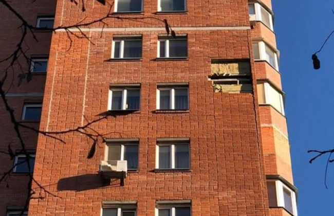 В Киева в элитной многоэтажке отпала часть стены: появились фото
