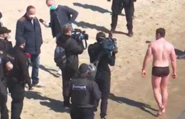 Замість підписів понятих – якісь прочерки: суд повернув поліції протокол на «оголеного плавця» з Гідропарку