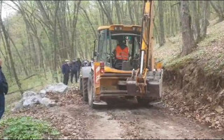 На Буковині десяток людей намагались на тракторі прорватися до закритого на в’їзд лісу
