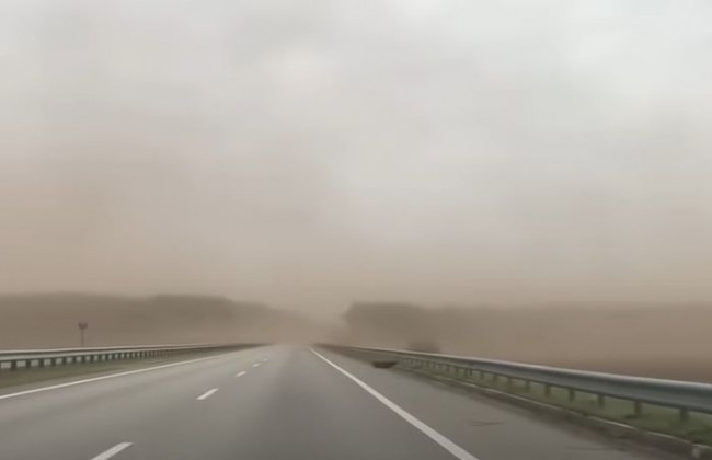 Пылевая буря накрыла трассу под Киевом: появилось впечатляющее видео