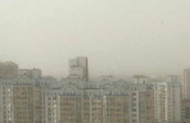Мощная пылевая буря добралась до Киева: обнародовали видео