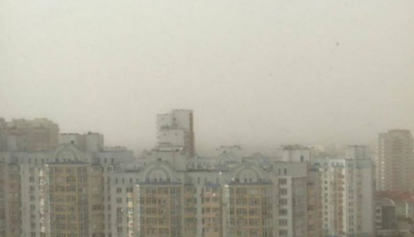 Мощная пылевая буря добралась до Киева: обнародовали видео