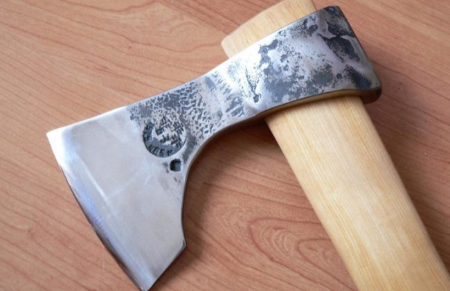 В Запорожской области мужчина разрубил топором витрину магазина из-за бутылки водки