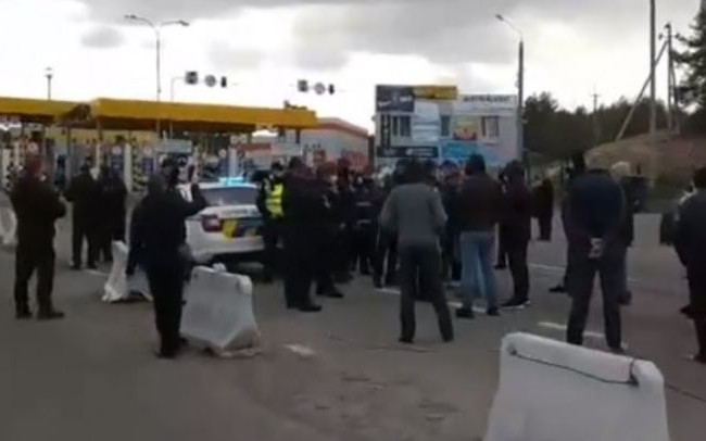 Відмовляються від обсервації: українці продовжують масово повертатись додому, відео