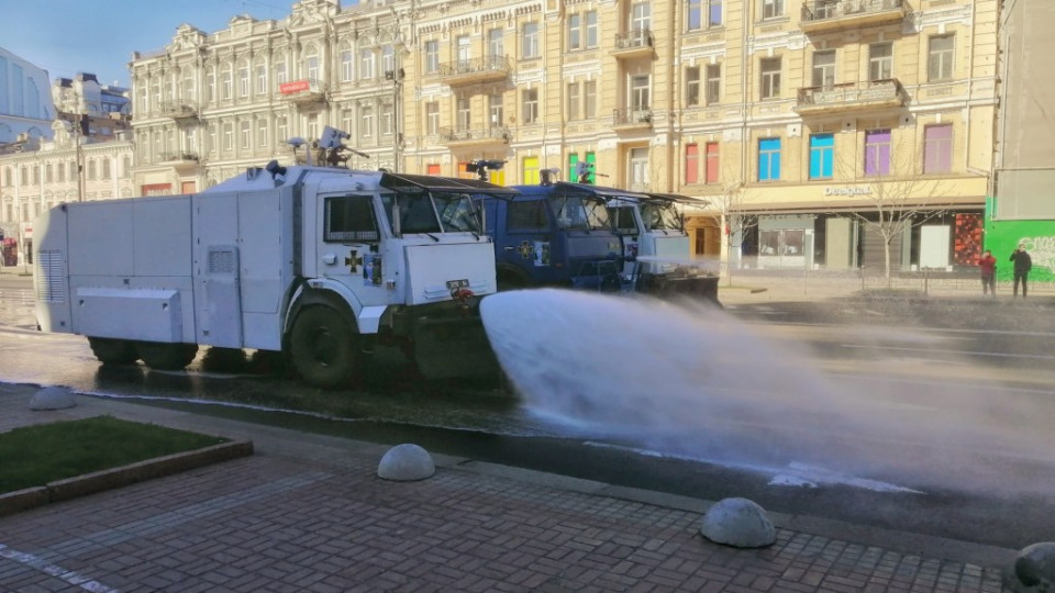 Як у Києві проводять дезінфекцію вулиць та будинків з виявленими випадками коронавірусу