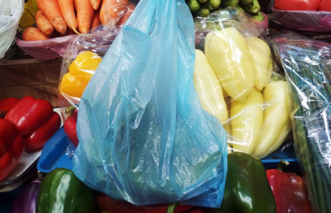 Не обгорнули продукти пластиком: на Прикарпатті суд оштрафував керуючу супермаркету на 34 тисячі