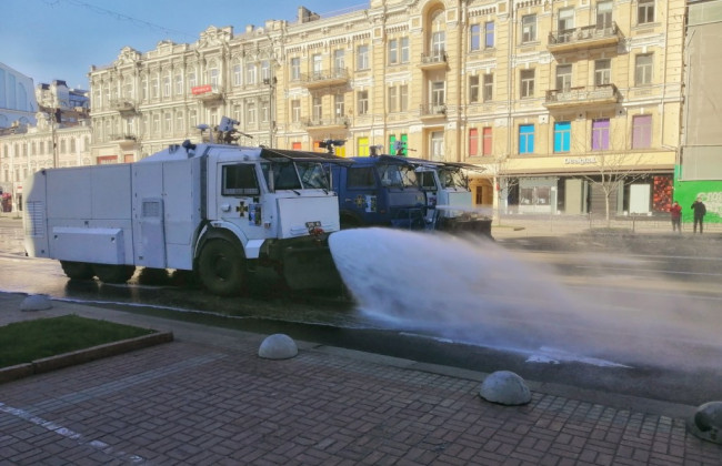 Як у Києві проводять дезінфекцію вулиць та будинків з виявленими випадками коронавірусу