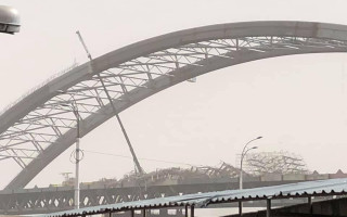 В Киеве обрушились строительные леса Подольского моста из-за пылевой бури
