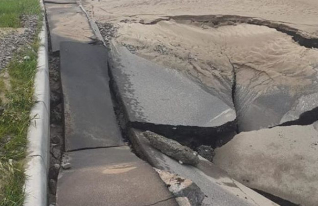 Аварія у Києві: посеред дороги утворилася велика яма
