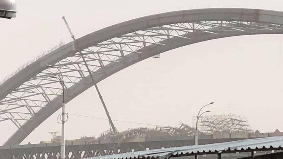 В Киеве обрушились строительные леса Подольского моста из-за пылевой бури