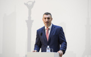 Причини піщаної бурі та задимлення в Києві: Кличко проводить брифінг