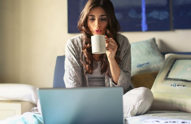 В кровати, укрывшись одеялом: как адвокаты «приходят» на онлайн судебные заседания в США